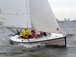 varen met een valk op de Loosdrechtse Plassen