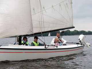 zeilles voor volwassenen op valk met buitenboordmotor